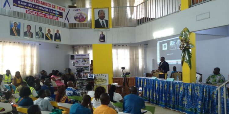 Douala 3eme : Le maire Valentin Epoupa fait son plaidoyer devant les citoyens de son arrondissement