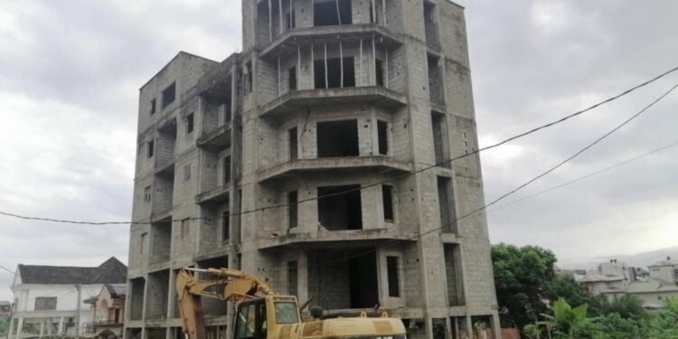Douala : La CUD réduit un immeuble R+5 en poussière au quartier Logpom