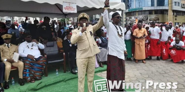 Cameroun ¦ Akwa a désormais son Chef Supérieur, S.M. Dr Louis Din Dika Akwa, officiellement installé à la tête de Bonambela