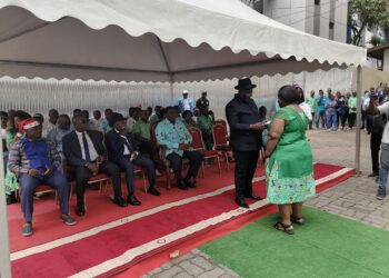 Douala : l’exécutif communautaire remet des cadeaux de Noël aux enfants du personnel de la CUD