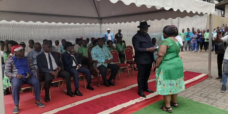 Douala : l’exécutif communautaire remet des cadeaux de Noël aux enfants du personnel de la CUD