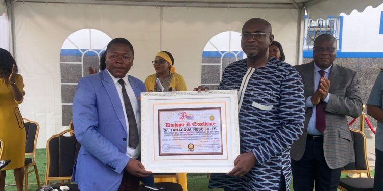 Santé : Le Dr. Tamagoua Nebo Jules, reçoit le Grand Prix de l’Excellence Africaine à Douala