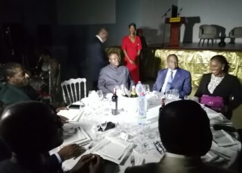 Scandale : des coupures d’électricité perturbent une cérémonie officielle du Ministre des finances à Douala (Images)