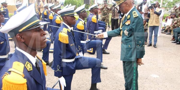 Le 40e lot d’officiers des cadets EMIA recoisent des épées