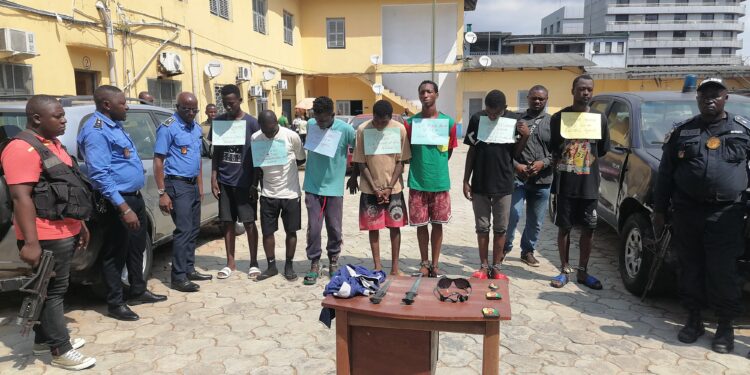 Criminalité : Les 3 agresseurs qui ont assassiné Valérie Renée Michèle au Cameroun ont été présentés à la presse, avec leurs complices