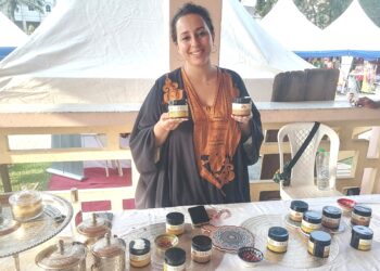 Entreprenariat : La marocaine Islane Taounza recommande aux femmes, de garder leur peau naturelle, à l’aide du Savon noir