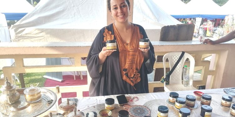 Entreprenariat : La marocaine Islane Taounza recommande aux femmes, de garder leur peau naturelle, à l’aide du Savon noir