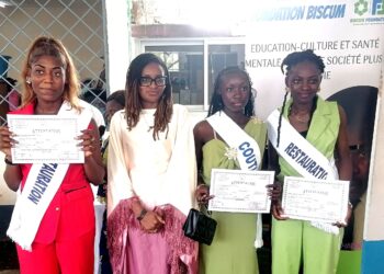 Au Cameroun, l’association Fondation Biscum apporte du soutien financier et matériel aux apprenantes en fin de formation au Home-Ateliers de Douala