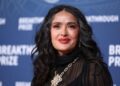Salma Hayek : Hollywood l’a regardée comme une Latina, elle lui a répondu en icône