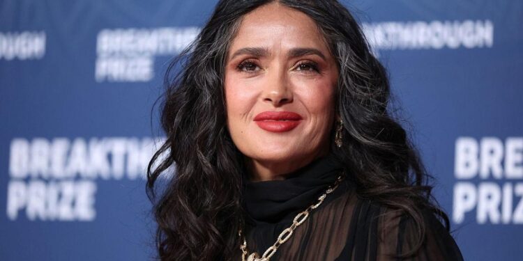 Salma Hayek : Hollywood l’a regardée comme une Latina, elle lui a répondu en icône