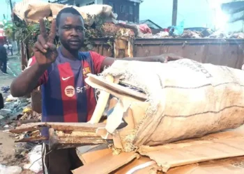 Cameroun : À Douala, la collecte des déchets de carton, l’autre visage de l’exode et du chômage