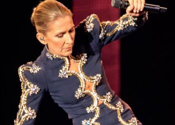 Céline Dion sur scène à Paris : quand la fragilité d’une star rencontre la fidélité du public