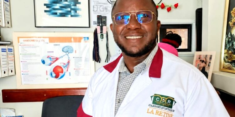 Journée mondiale de la vue : au Cameroun, l’opticien Kemwoua Serge alerte sur les dangers des lunettes mal adaptées